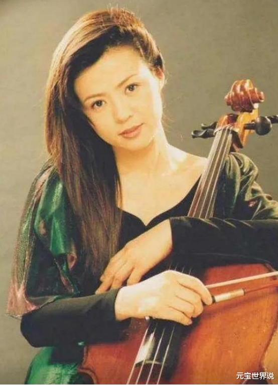 王刚现状:75岁还没退休,外孙和儿子同上高中,妻子风韵犹存