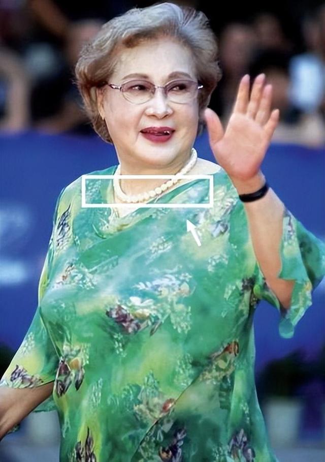 中老年女人:为什么劝你别穿艳色、烫小卷?看萨日娜、向梅就知道