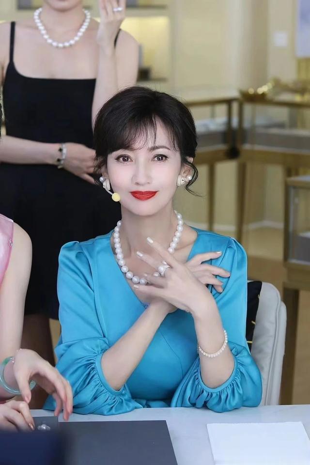 赵雅芝亲身示范:大衣不配打底裤、不留大妈头,到70岁都没大妈感