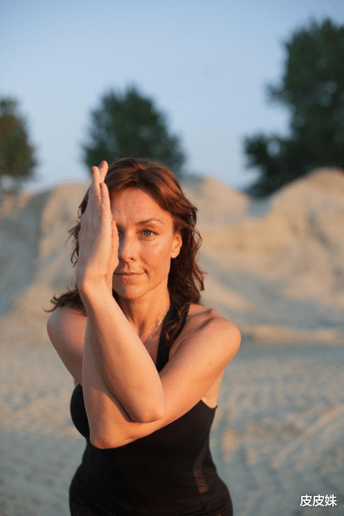 这个瑜伽动作很丝滑还瘦手臂,让你跟拜拜肉说再见,你还不知道吧?