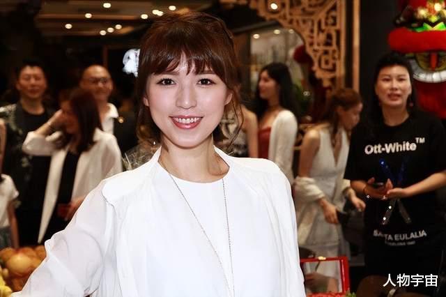 她样貌甜美观众缘佳,是香港网络界关键意见领袖,早年苦嫁富二代