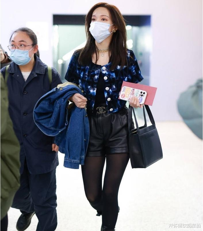 程潇越来越超前了，黑色丝袜搭配迷你短袖尽显靓女风姿！