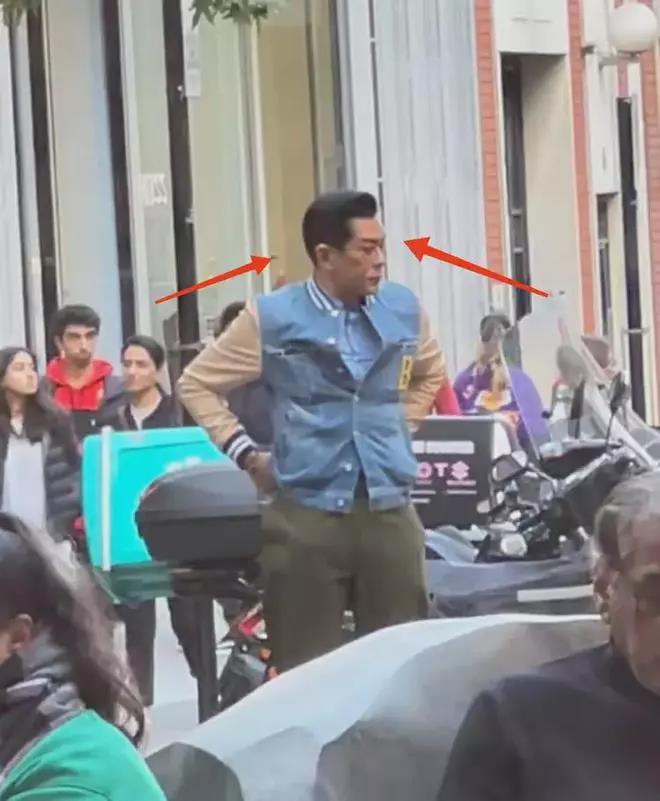 古天乐|古天乐：伦敦被偶遇！面部僵硬被指撞脸三星堆，人群中身高瞩目