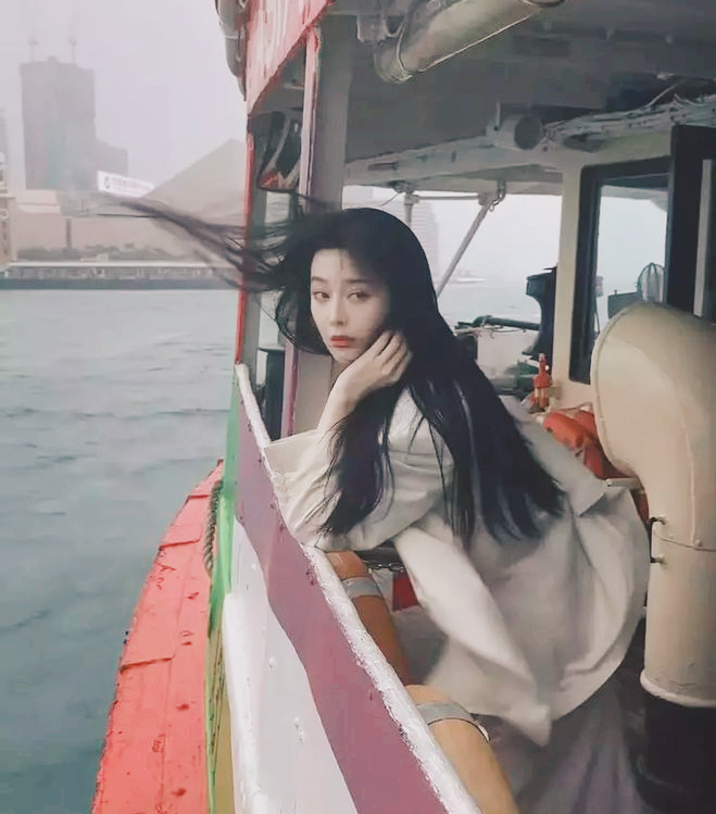 范冰冰|范冰冰香港街头闪耀登场,美貌动人态度高贵,网友猜测复出在即?