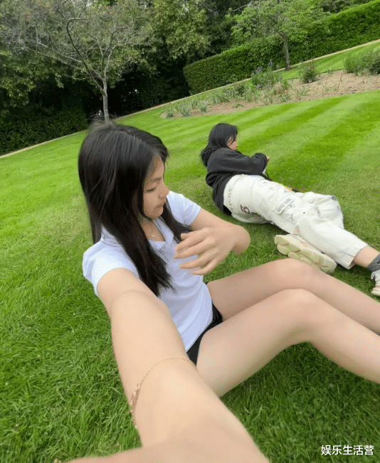 王诗龄|王诗龄凌晨晒照,4款高奢包18瓶名贵香水,黄瓜片都是玫瑰花形状