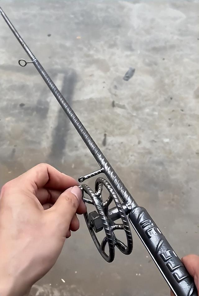 |全网钓不断鱼竿?男子用螺纹钢做鱼竿,网友:好是好有点“废手”