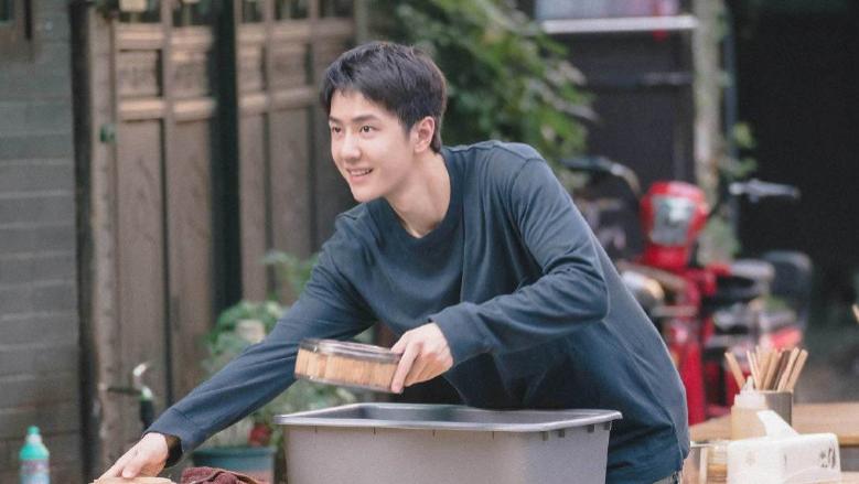 票房碾压王宝强，狂甩乌尔善沈腾，41岁大鹏这次押对宝了