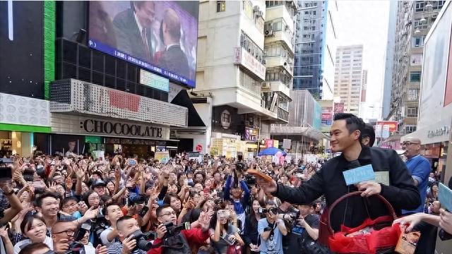 有一种“反噬”叫张智霖，52岁头发花白老人斑明显，善恶报应已到