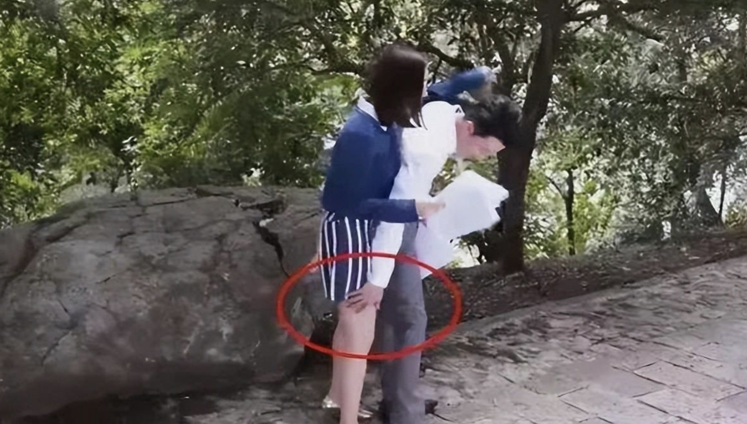 强吻,摸胸,掀裙底,这些男星究竟是真敬业,还是借戏揩油?