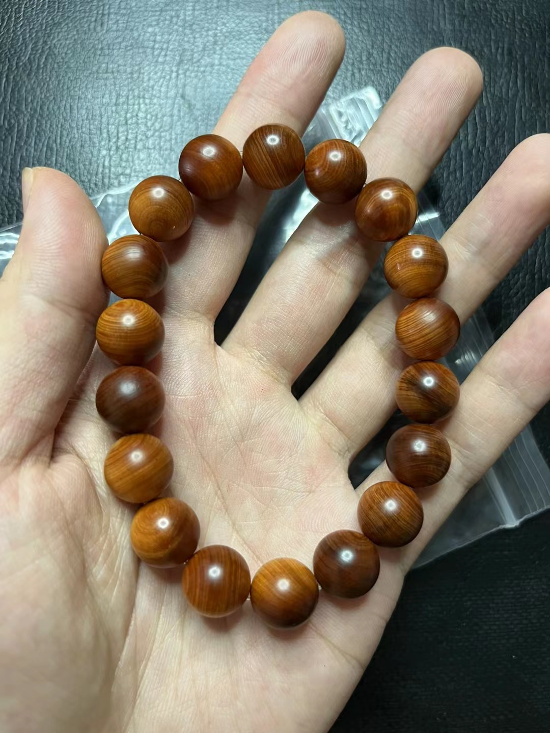 揭秘如何泡油造假“黑油崖柏手串”