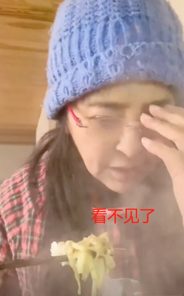 6位老牌明星晚年回归普通人生活,坐公交吃路边摊,回农村种地