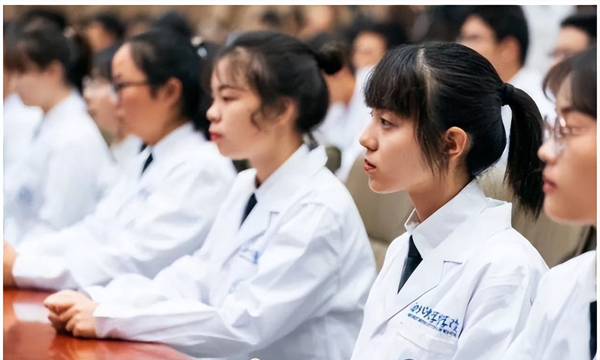 医学生笔试第1名,因身高1米3频频被刷,网友却说医院做得对