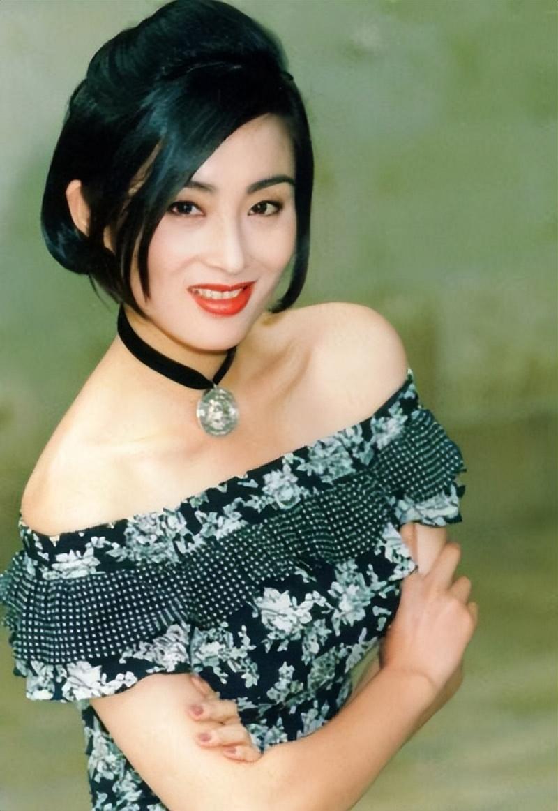 54岁的张敏：被香港大亨向华胜独宠9年，分手后嫁经纪人刘永辉