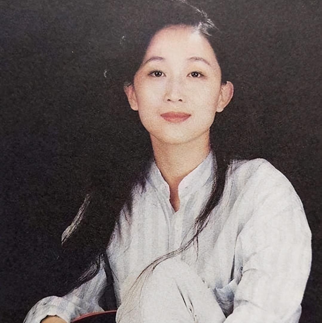 “娱圈异类”高龄女明星，20年不吃米饭，和亲哥不婚不育相伴终生