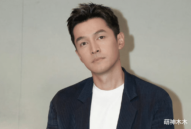 胡歌车祸发生17年后，深夜晒胡茬照表示自责，网友担心心理问题