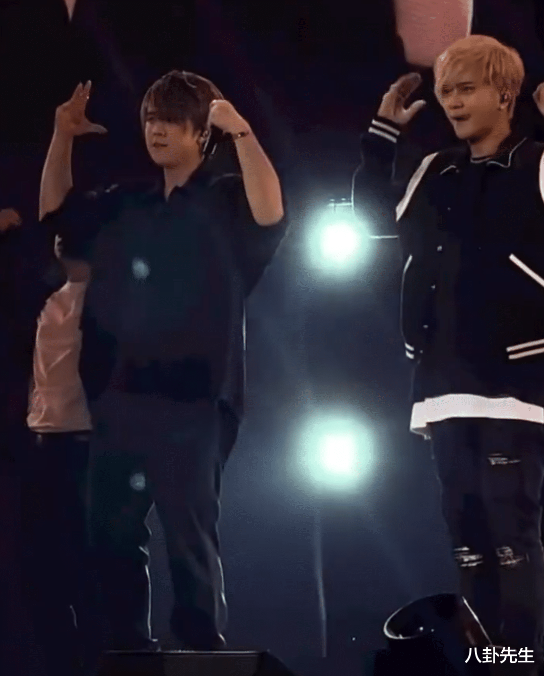 香港顶流姜涛开演唱会,身形肥胖圆成球,与罗志祥同场被全面碾压