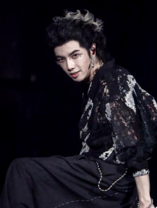 央视不再给华晨宇“留面子”:时代抛弃你的时候,连招呼都不打!