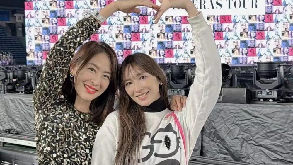 纪晓波犯罪集团覆灭后，吴佩慈首度露面，戴婚戒飞到日本看演唱会