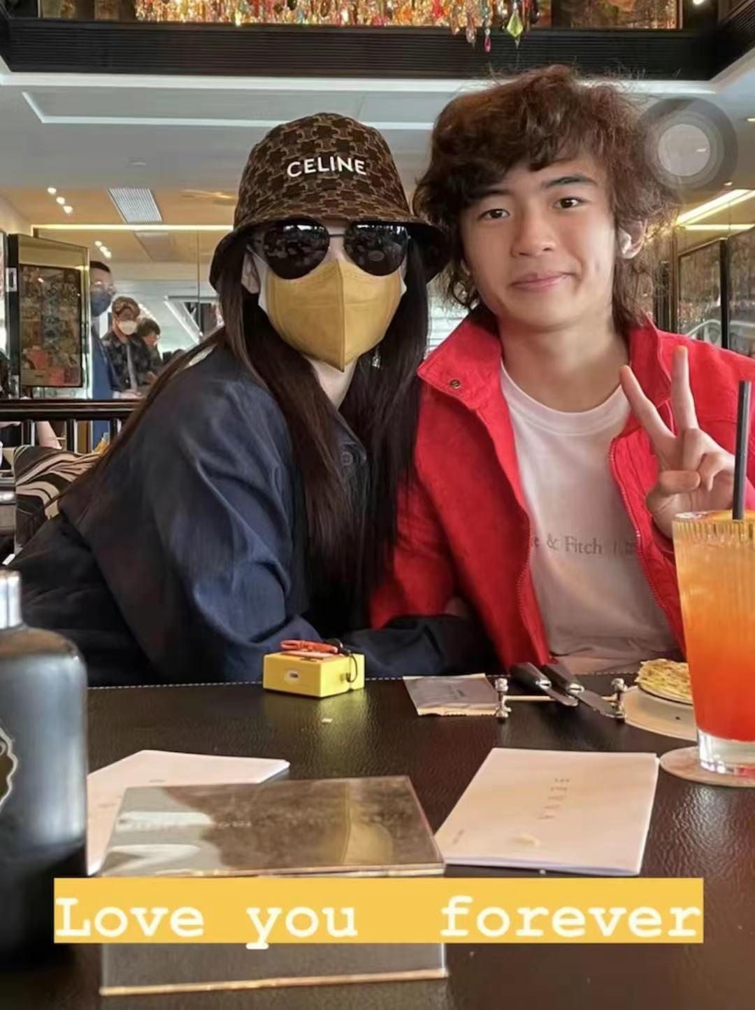 谢霆锋隔10多年与大儿子首同框!父子长相如复制,澳洲滑雪心情佳