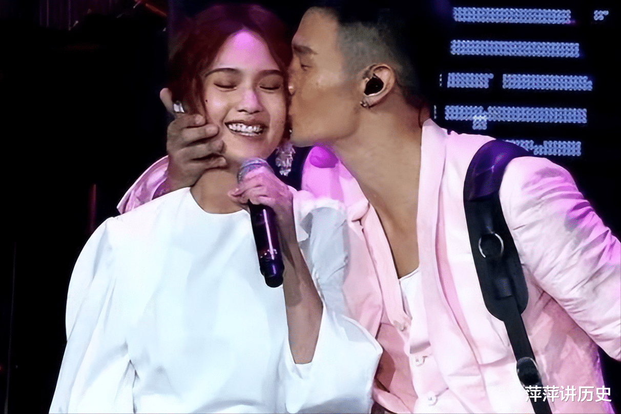 别着急封杀她,让全世界都看看她有多蠢,被牵连的几个人很无奈