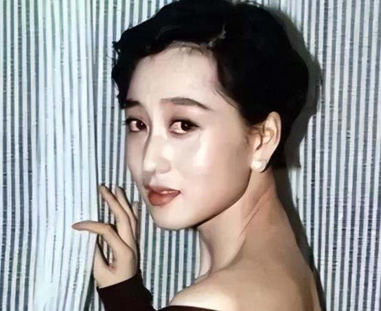 李连杰晒妻子近照，61岁利智衰老似奶奶，62岁黄秋燕仍然美艳动人