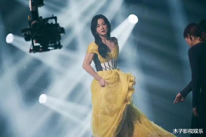 贾玲再次登上热搜,引发大规模讨论,让大波浪和晚礼服成为话题。