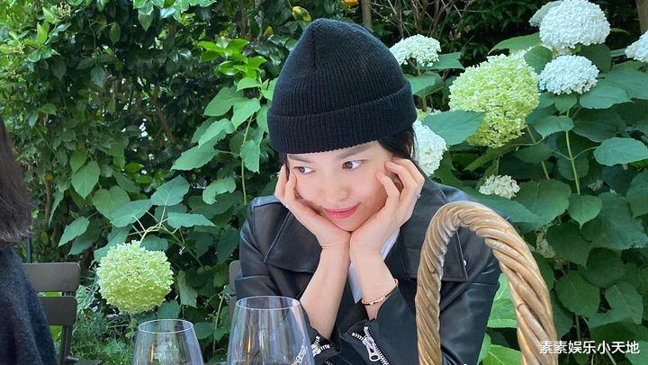 宋慧乔|宋慧乔和男闺蜜在巴黎搂肩同行，和众多好友甜蜜合影很温馨