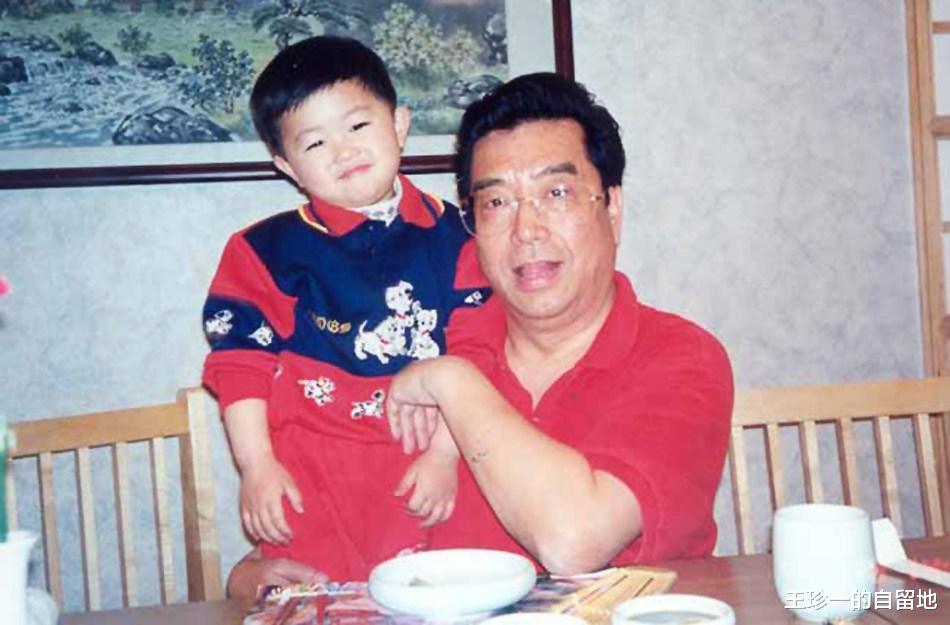 李冠丰|大瓜！曝李天一今日出狱，李双江夫妇染黑发，喝茅台，心情大好