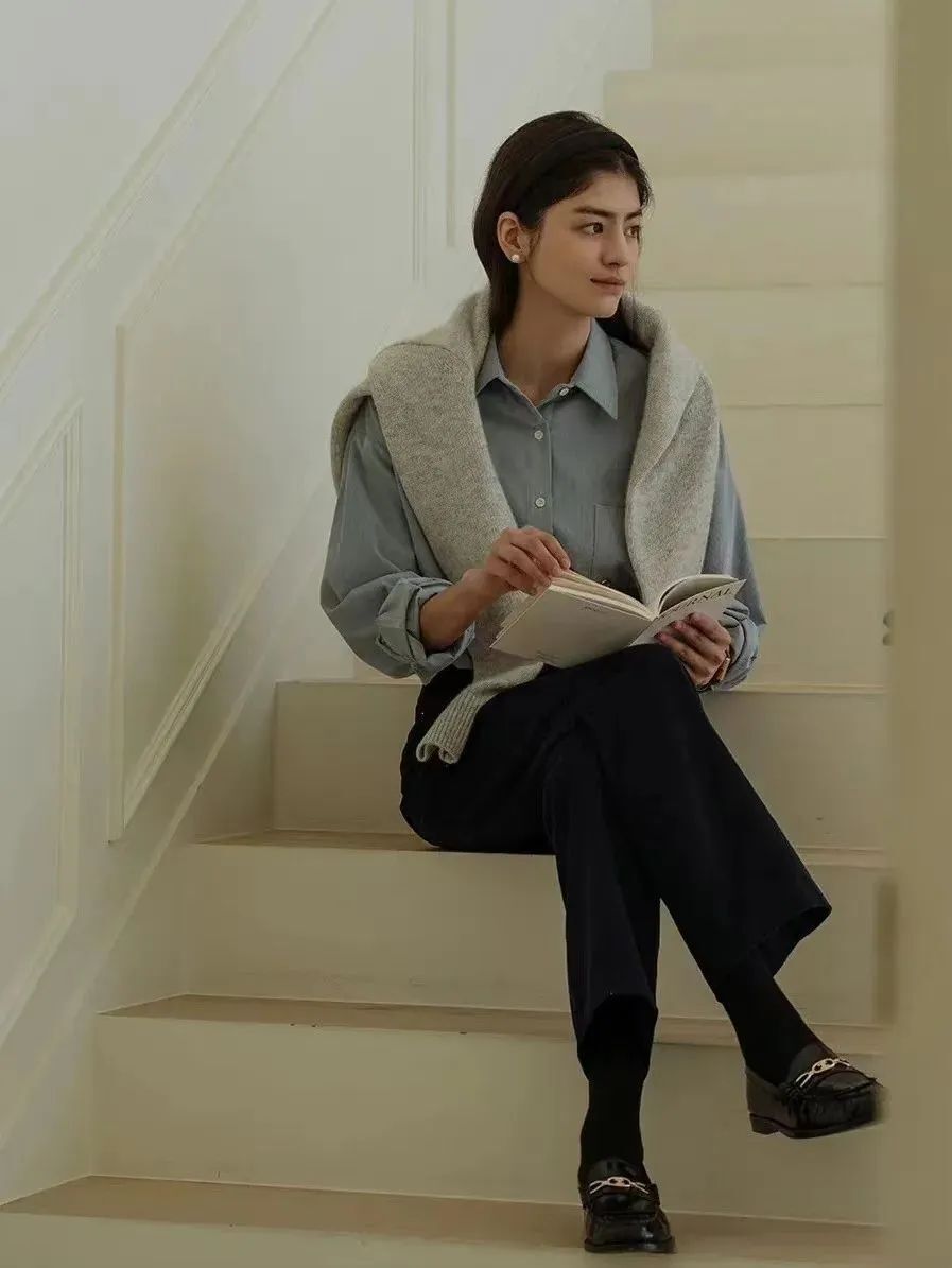 职场女性这么穿高级显气质!“格雷系大衣+毛衣”就够,谁穿谁美