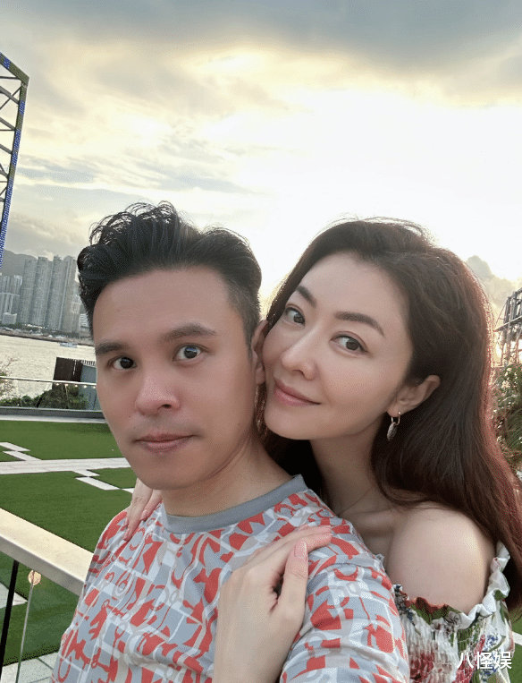 熊黛林全家出游,意外曝光真实身材,俩女儿颜值差异大不像双胞胎