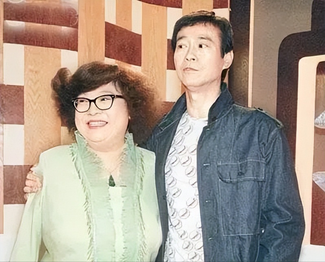 郑欣宜破楼落魄露面,6800万遗产恐被男友骗光,头发凌乱生活窘迫