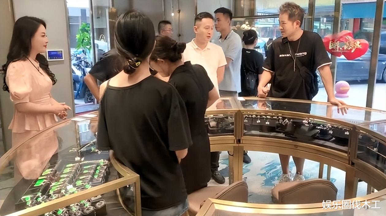 任泉退圈后现身珠宝店，看翡翠获贵宾待遇，价值6.5亿只看不买