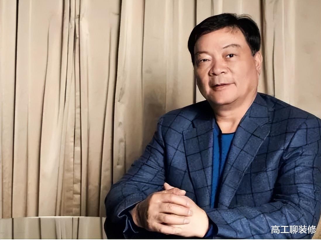 蔡徐坤|与继子争夺400亿集团的周婷:曾是电视台王牌主持,比丈夫小24岁