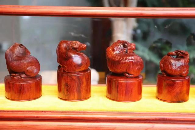 小叶紫檀|十二生肖!大师级小叶紫檀手工木雕作品!漂亮