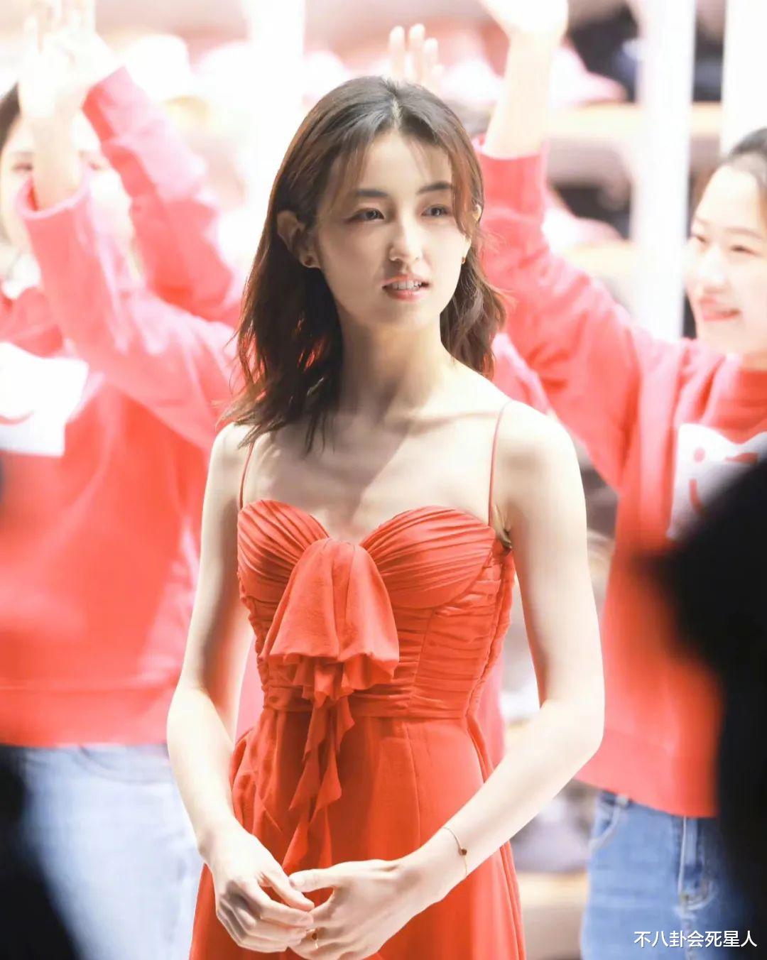 发型 张子枫近照瘦出“排骨胸”,娱乐圈的“纸片人”们,都该醒悟了