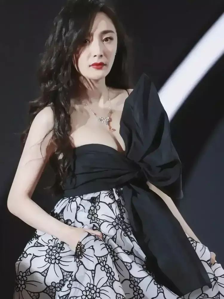 成龙|成龙:以前接广告都是跟助理对接,哪个赚钱拍哪个,我只负责拿钱