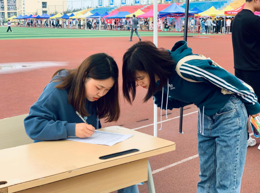 大学生|大学生应聘国企保洁,HR暖心“劝退”,网友:我也想过但没好意思