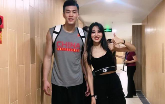 未续约,杜锋或离任广东,郭艾伦付豪冲突原因曝光,李梦赔偿女篮 - 体育