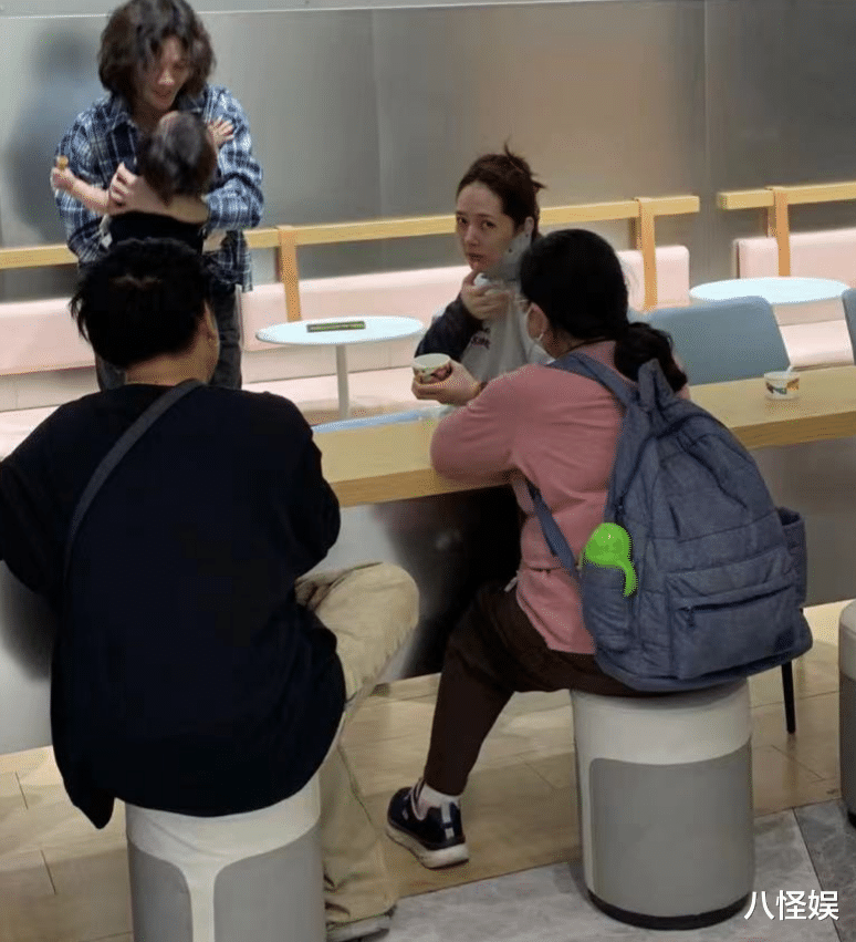 向佐晒带娃日常,被女儿打仍满脸幸福,Cora一口台湾腔气场却好强