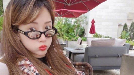 李念|阔太李念晒照官宣怀3胎！脸僵垮眼如铜铃认不出，被指像塑料娃娃