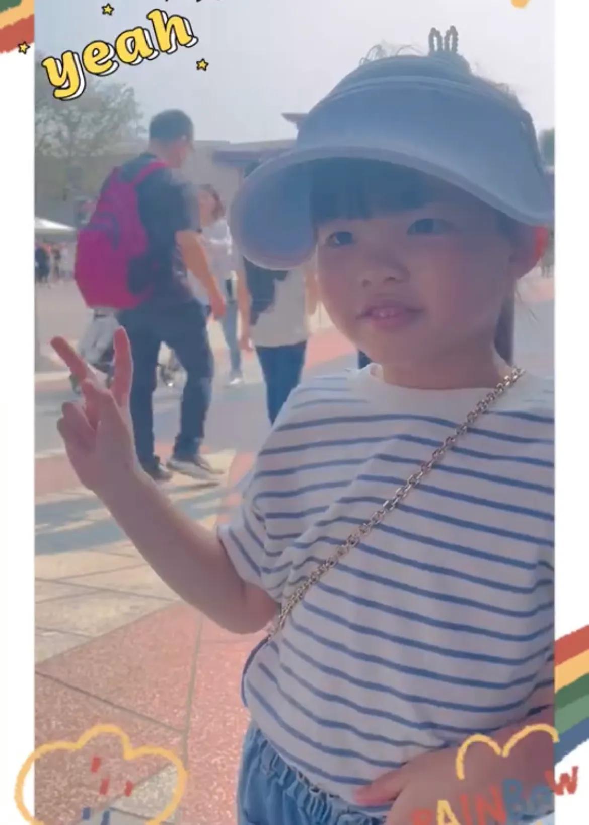 熊黛林|熊黛林一家四口出游欢乐满满，4岁双胞胎女儿甜美可爱，模样不像