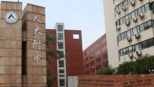 秦岚|主持人邹韵走红，采访李显龙被赞大国风范，教育经历不简单