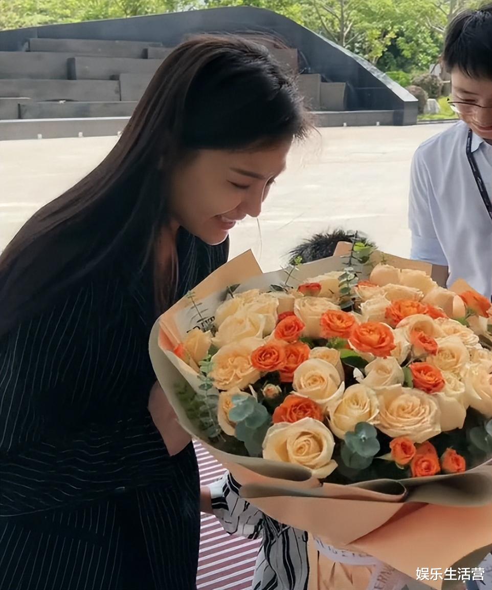 樊小慧被特步高层接见献花,身家倍增有总裁气质,前夫后悔都晚了