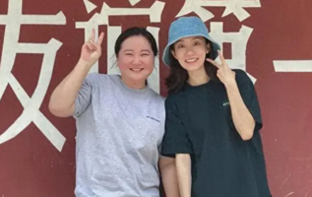 好莱坞将翻拍《你好李焕英》，贾玲时隔6月露面，减重100斤瘦脱相