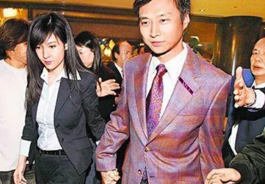 香港这一夜,娱乐圈中的“偏见”,在56岁周慧敏身上体现得尽致