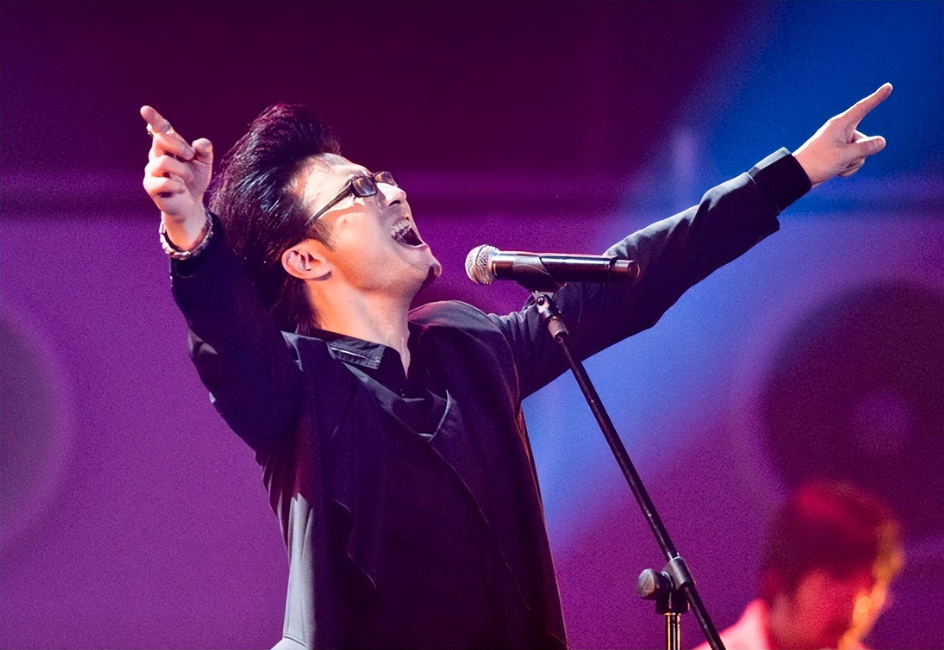 五月天假唱被逮个正着？央视新闻终于出手，崔健的话应验了