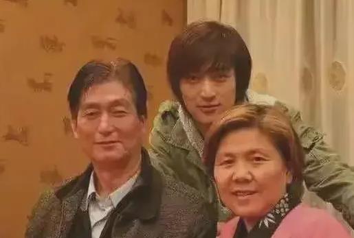 胡歌老婆近照曝光!卸妆后的真实颜值太普通,打扮土气小肚子显然抢镜