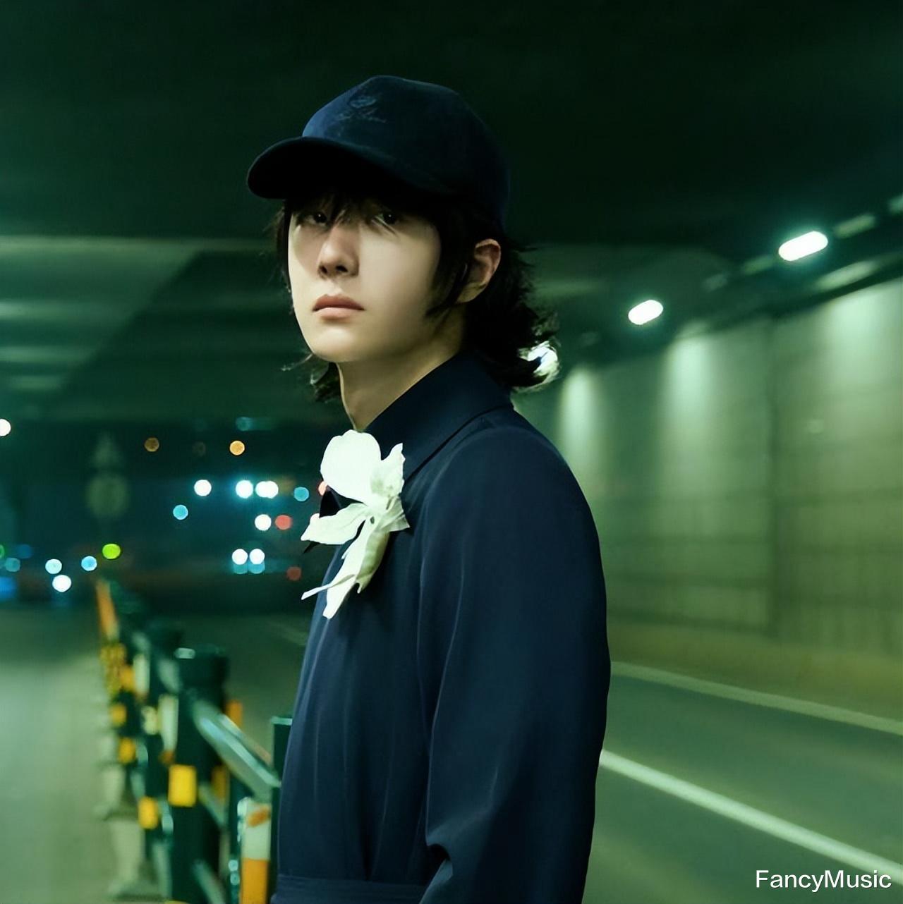 男星王一博跨年造型受嘲讽,胸前戴白花太诡异,引发网友热议!