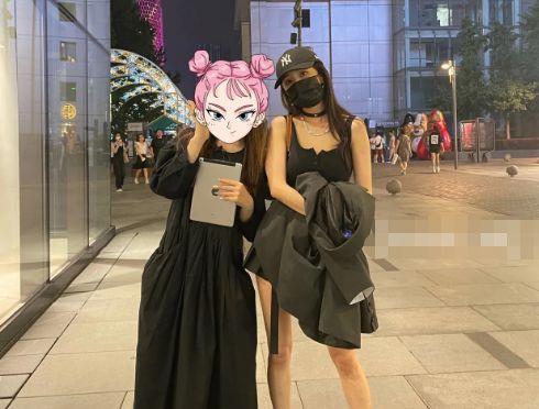 杨幂三里屯被偶遇，穿黑色短裙长腿超吸睛，10岁小糯米疑患抑郁症