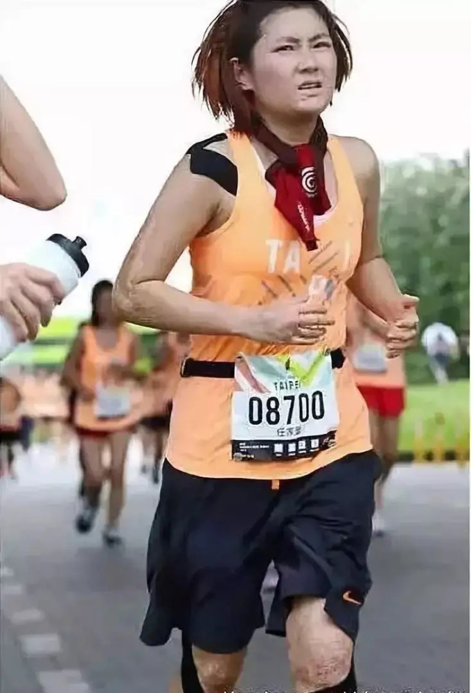 41岁任家萱“官宣产子”,一家三口幸福合照,13年辛酸令人心疼